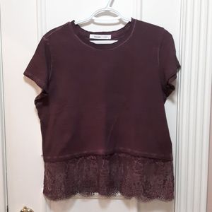 🛍NWOT Maroon t shirt with lace trim